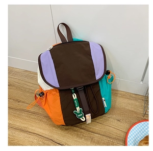 Détail du sac à dos en nylon bicolore avec poches à cordon et charmant petit lapin