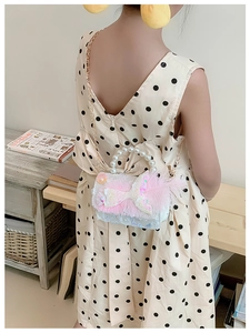 Détail du sac bandoulière à paillettes pour filles avec plumes et anse en perles