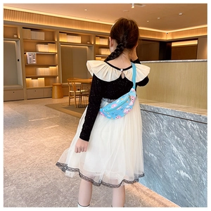 Vue arrière d'un enfant portant un sac banane bleu clair avec motifs licorne et arc-en-ciel