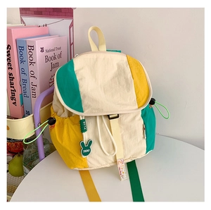 Détail du sac à dos à cordon bicolore avec charm lapin mignon et rabat de fermeture