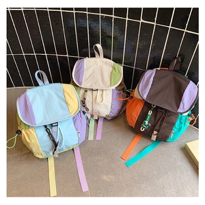 Vue détaillée de sacs à dos colorés en nylon avec cordon de serrage et rabat design