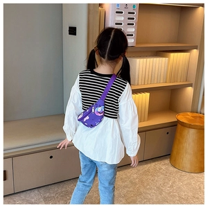 Détail d'un sac de poitrine violet pour enfant avec motif citrouille et sangle réglable