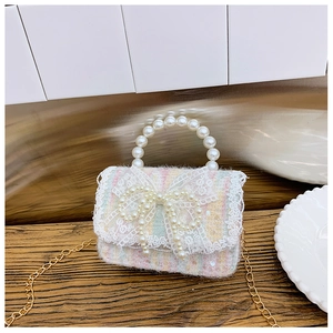 Détail du sac en tweed pour filles avec anse en perles et finitions dentelle