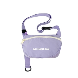 Trendige hellviolette Kinder-Bauchtasche mit TOCHASO BAG-Schriftzug und verstellbarem Gurt