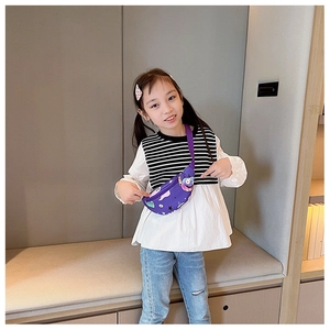 Détail du sac de poitrine violet pour enfants avec motifs citrouilles d'Halloween