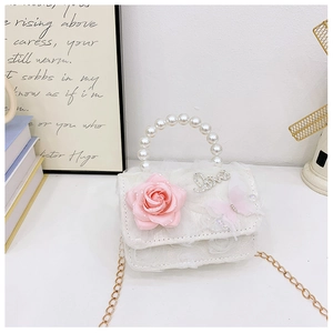 Détail du sac en dentelle pour fille avec poignée en perles et fleurs roses douces