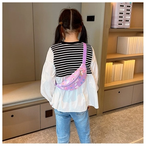 Vue arrière d'un enfant portant un sac de poitrine licorne violette ajustable