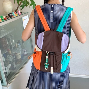 Sac à dos en nylon coloré avec rabat à cordon et un pendentif lapin mignon