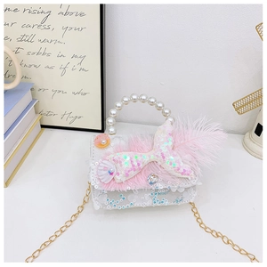 Détail de paillettes sirène, plumes et poignée en perles sur sac à chaîne pour filles
