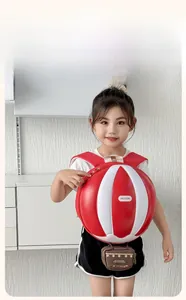 Détail du sac à dos 3D ballon rouge et blanc avec mini pochette marron suspendue