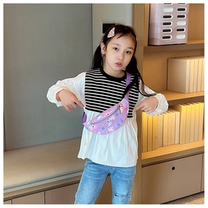 Détail de sac banane licorne violet pour enfants avec sangle ajustable et zip métallique