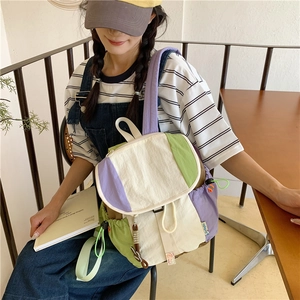 Sac à dos en toile contrastée avec rabat à cordon et larges bretelles violettes