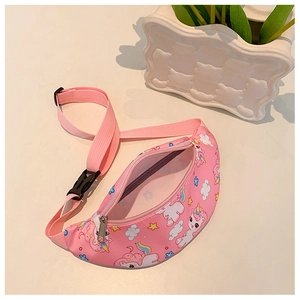 Détail de l'imprimé licorne et de la sangle réglable sur le sac banane rose pour enfants