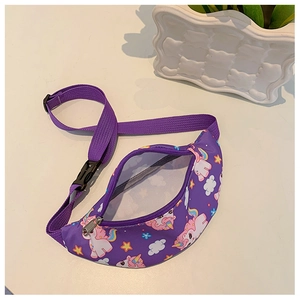 Détail du sac de poitrine violet pour enfants avec motif licorne et sangle en nylon