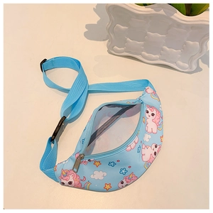 Détail du tissu bleu clair durable et de la boucle de sangle ajustable du sac licorne