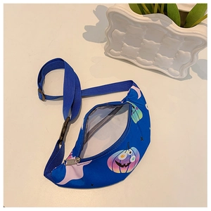 Détail du sac banane bleu pour enfants avec imprimés festifs de citrouilles et fantômes