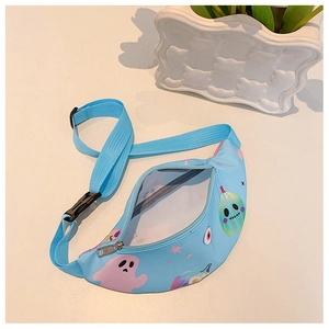 Détail du sac banane bleu clair avec motifs citrouilles et boucle réglable pour enfant