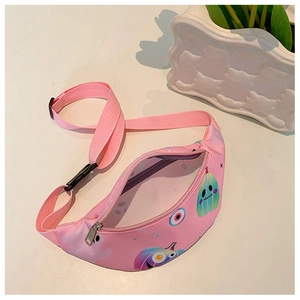 Détail du sac banane rose pour enfants avec motifs fantômes et une fermeture éclair en métal