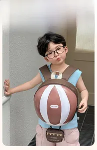 Vue détaillée d'un sac à dos enfant en forme de ballon 3D avec rayures et mini pochette