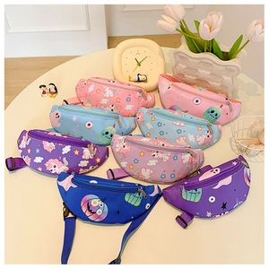 Détail de la sangle réglable du sac banane avec boucles en plastique et motifs colorés