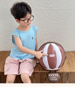 Gros plan d'un sac à dos enfant 3D en forme de montgolfière avec rayures et pochette
