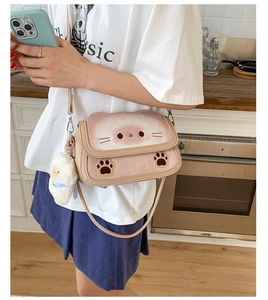 Borsa a tracolla rosa a forma di gatto con ciondolo in peluche e cinturino