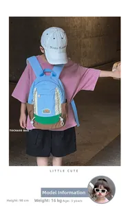 Détail du sac à dos enfant bicolore bleu et beige avec poche latérale à cordon pratique
