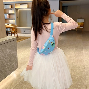 Sac bandoulière bleu pour enfants avec motifs cartoon et sangle réglable porté par un enfant