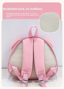 Détail du sac à dos rose pour enfant avec maille respirante et sangles réglables