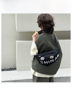 Marsupio nero per bambini stile street con scritte China sulla schiena del modello
