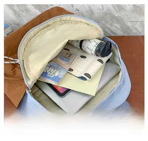 Vue détaillée de l'intérieur spacieux d'un sac à dos d'école en toile bleu et marron