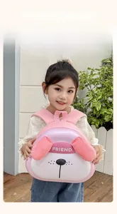 Vue détaillée du sac à dos chiot rose avec oreilles en peluche 3D et broderie Friend