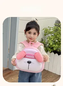 Détail du sac à dos peluche chiot rose avec oreilles duveteuses porté par un enfant