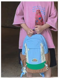 Détail d'un sac à dos en nylon multicolore avec tissu imperméable et broderie de marque
