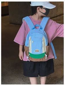 Détail du sac à dos enfant bicolore avec cordon de serrage et bretelles réglables