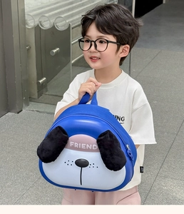 Détail du sac à dos bleu pour enfant avec oreilles en peluche et motif chien 3D