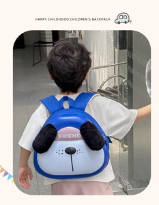 Détail du sac à dos enfant bleu avec oreilles en peluche 3D et coque rigide protectrice