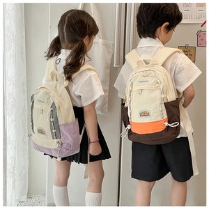 Vue arrière d'enfants portant des sacs à dos bicolores à grande capacité et poches