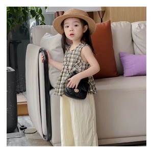 Mini sac à chaîne matelassé noir avec haut à carreaux et chapeau de paille pour filles