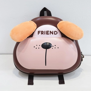Détail du sac à dos chiot avec oreilles en peluche et inscription FRIEND brodée