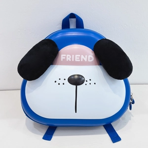 Détail d'un sac à dos chiot bleu rigide avec oreilles en peluche et texte Friend