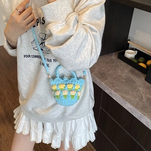 Mini crochet tulip shoulder bag with pearl clasp and blue knitted floral pattern