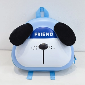 Détail d'un sac à dos chiot mignon avec oreilles en peluche et coque rigide en EVA bleu