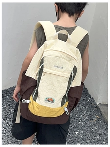 Vue détaillée du sac à dos enfant bicolore montrant cordons et tissus résistants