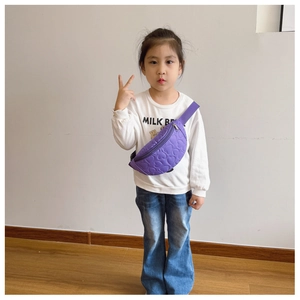 Détail de la sacoche banane violette pour enfants avec matelassage en forme de cœur