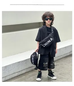 Dettaglio borsa sportiva nera per bambini con scritta China bianca e tracolla regolabile