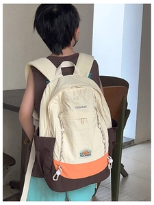 Détail d'un sac à dos enfant bicolore avec cordon de serrage montré de dos porté
