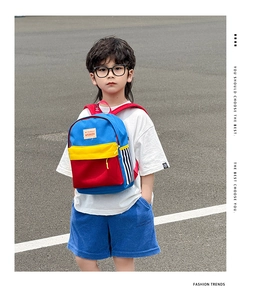 Dettaglio dello zaino per bambini a righe in tela color-block blu, giallo e rosso
