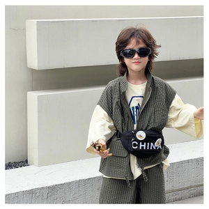 Dettaglio borsa da petto per bambini con stampa CHINA bianca su completo utility verde