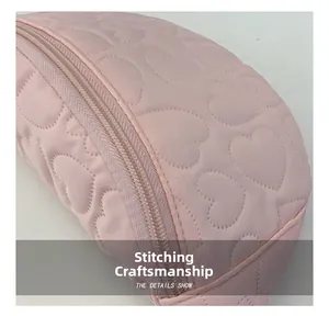 Détails du motif de cœur matelassé rose et des coutures précises du sac pour enfant